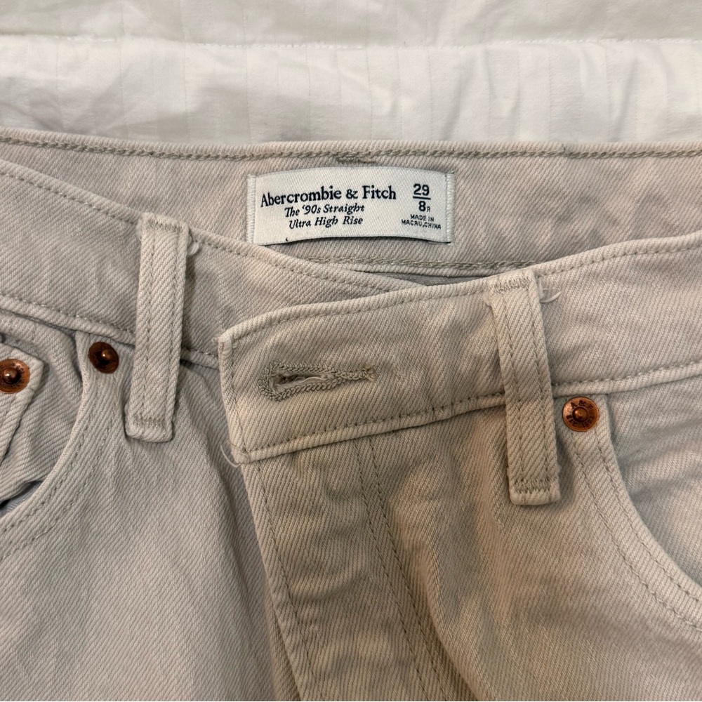 Abercrombie- 90’s straight ultra high rise TAN JEANS